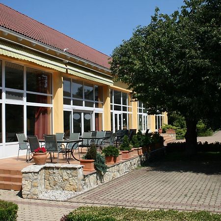 Park Hotel és Rendezvény Centrum Bábolna Esterno foto