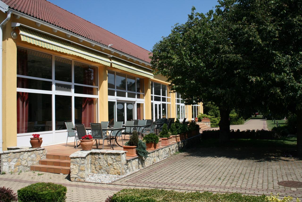 Park Hotel és Rendezvény Centrum Bábolna Esterno foto