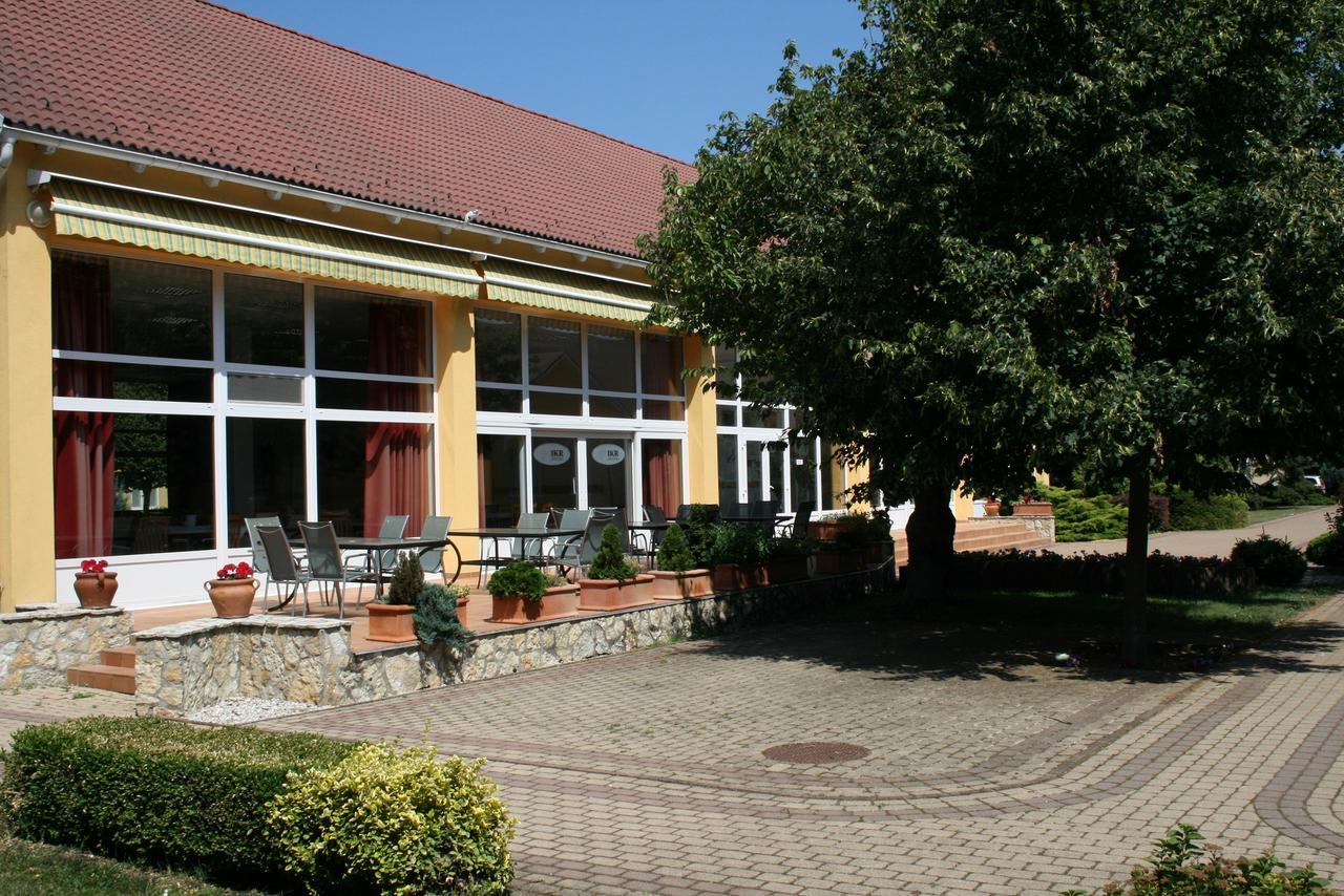 Park Hotel és Rendezvény Centrum Bábolna Esterno foto
